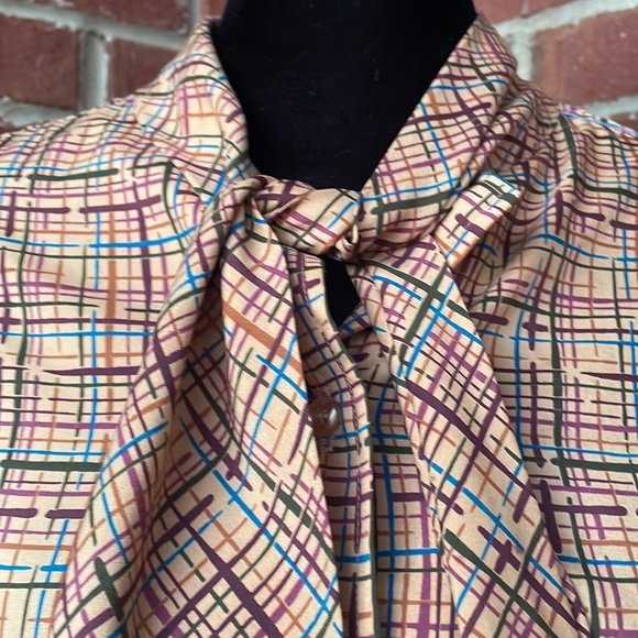 EUC Vintage HALSTON III polyester blouse. Button down with tie at neck. Size 10 - Picture 3 of 10